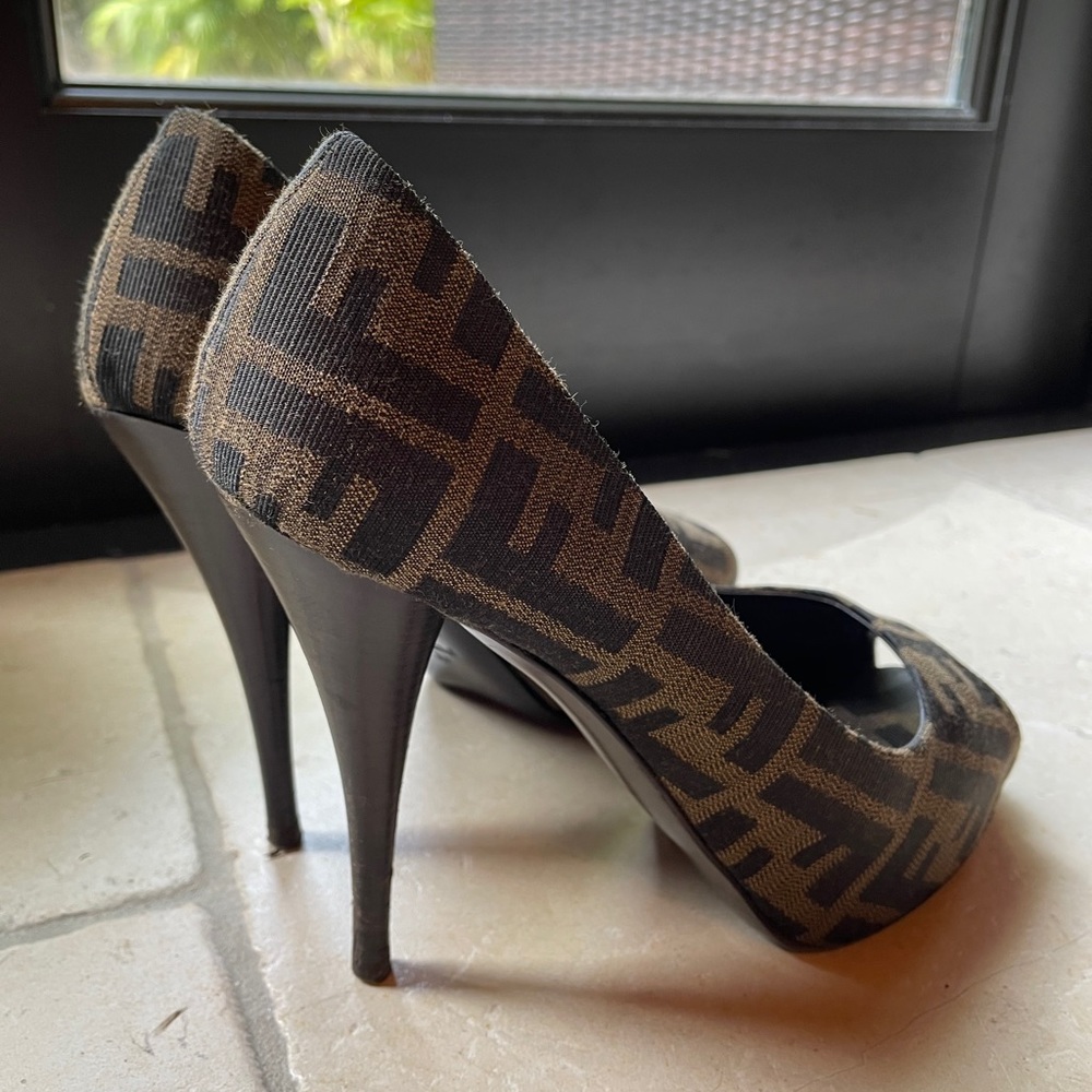Fendi peep toe pump